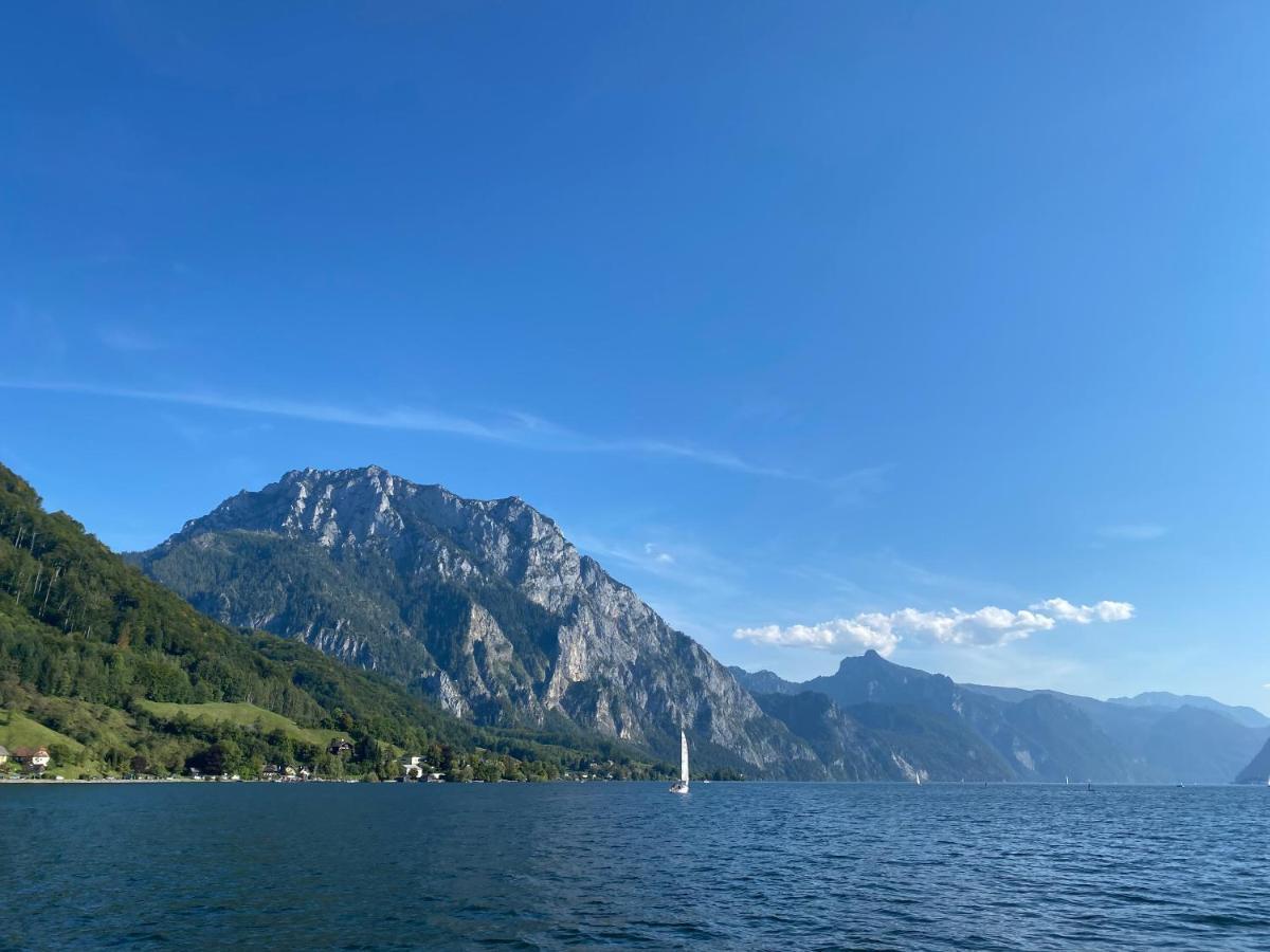 Ferienhaeuschen Am Traunsee Mit Tretboot Zur Freien Nutzung Am Badeplatz อัลท์มุนสเตอร์ ภายนอก รูปภาพ