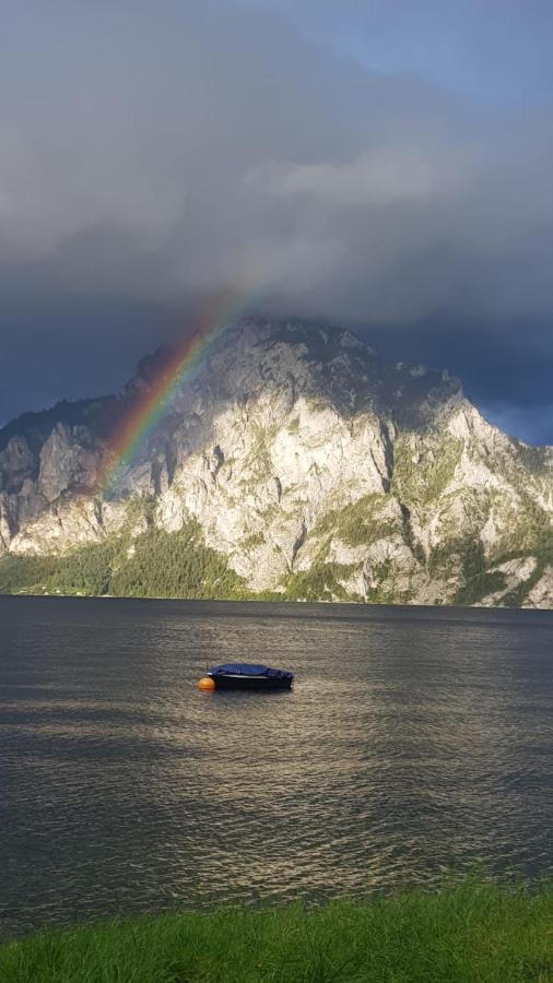 Ferienhaeuschen Am Traunsee Mit Tretboot Zur Freien Nutzung Am Badeplatz อัลท์มุนสเตอร์ ภายนอก รูปภาพ