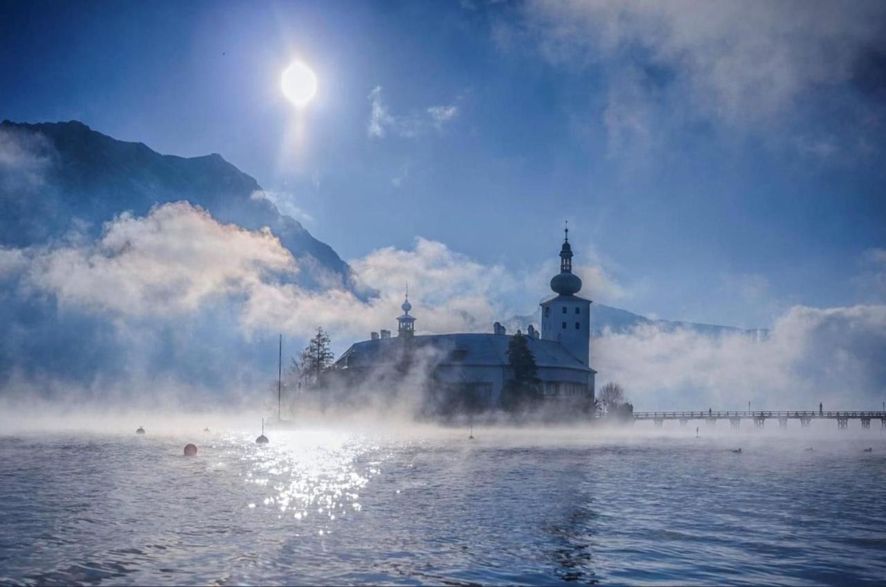 Ferienhaeuschen Am Traunsee Mit Tretboot Zur Freien Nutzung Am Badeplatz อัลท์มุนสเตอร์ ภายนอก รูปภาพ